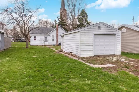 214 West Owsley Street Chenoa IL 61726