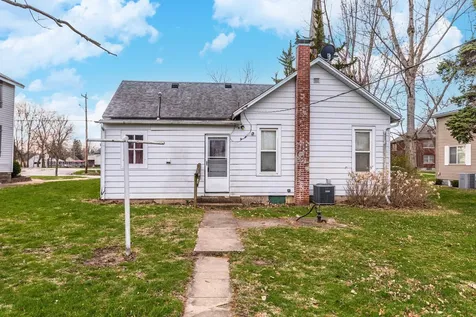 214 West Owsley Street Chenoa IL 61726