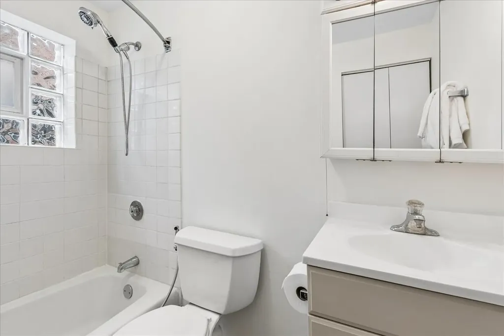 6118 North Hermitage Avenue Chicago IL 60660