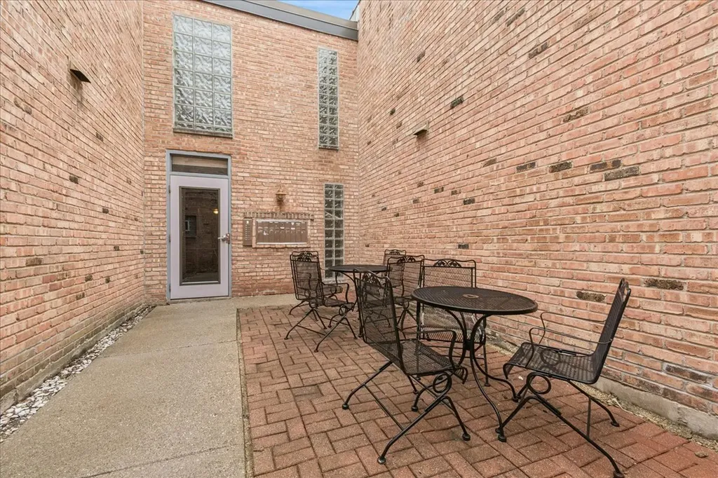 6118 North Hermitage Avenue Chicago IL 60660