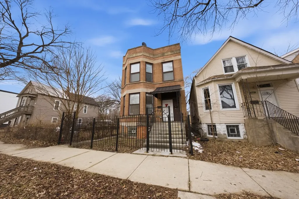 7242 South May Street Chicago IL 60621