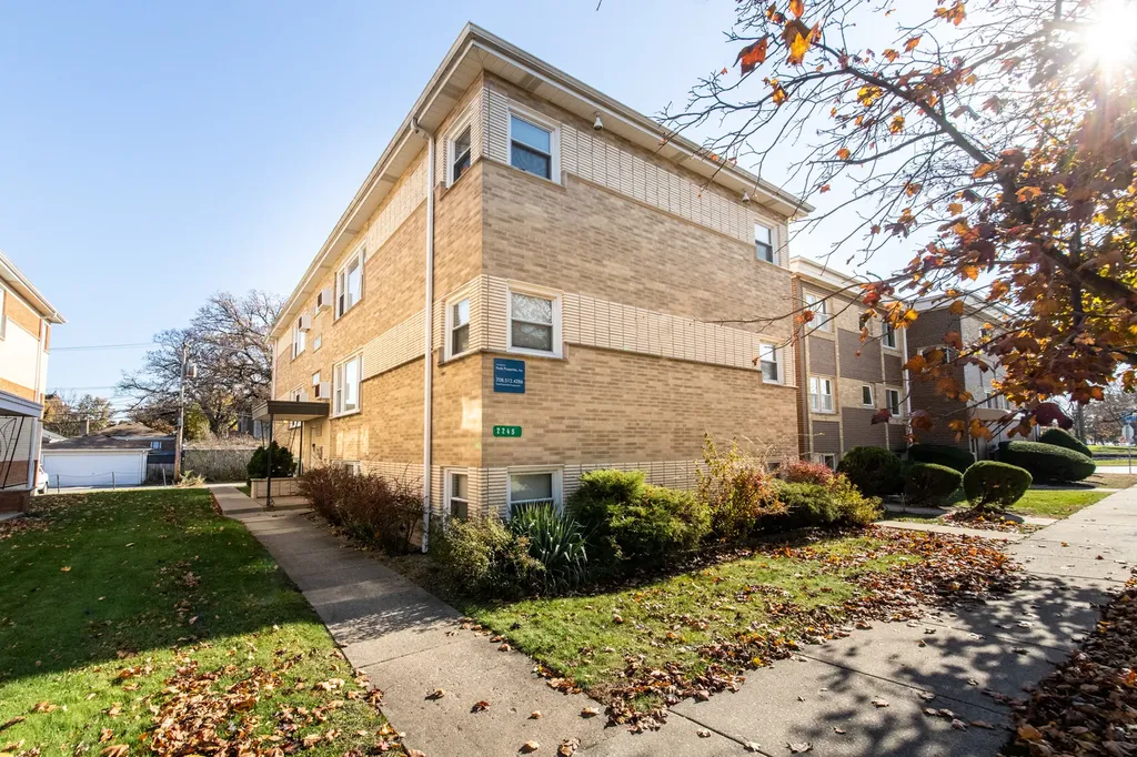 2245 Des Plaines Avenue North Riverside IL 60546