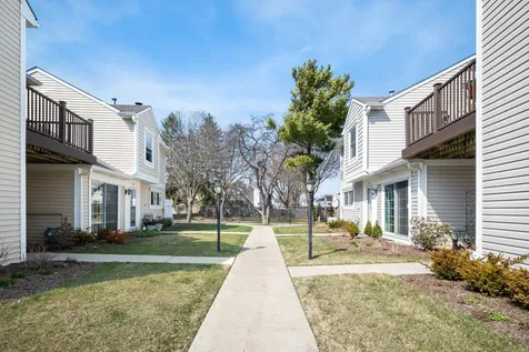 371 Le Parc Circle Buffalo Grove IL 60089