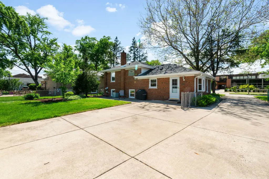 913 South Mitchell Avenue Elmhurst IL 60126