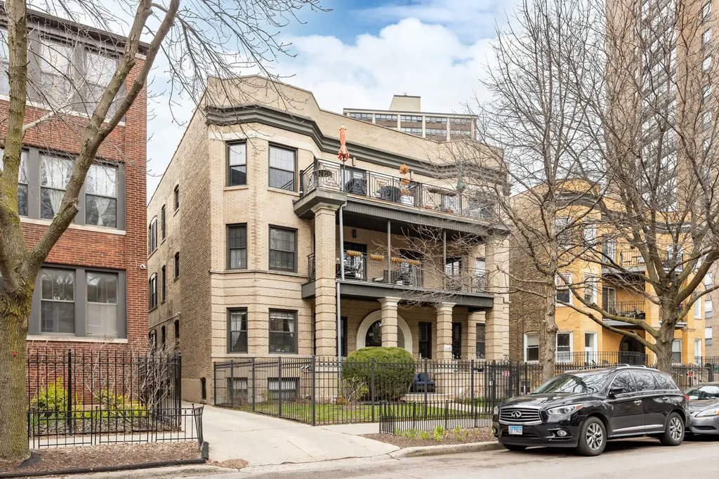 842 West Belle Plaine Avenue Chicago IL 60613