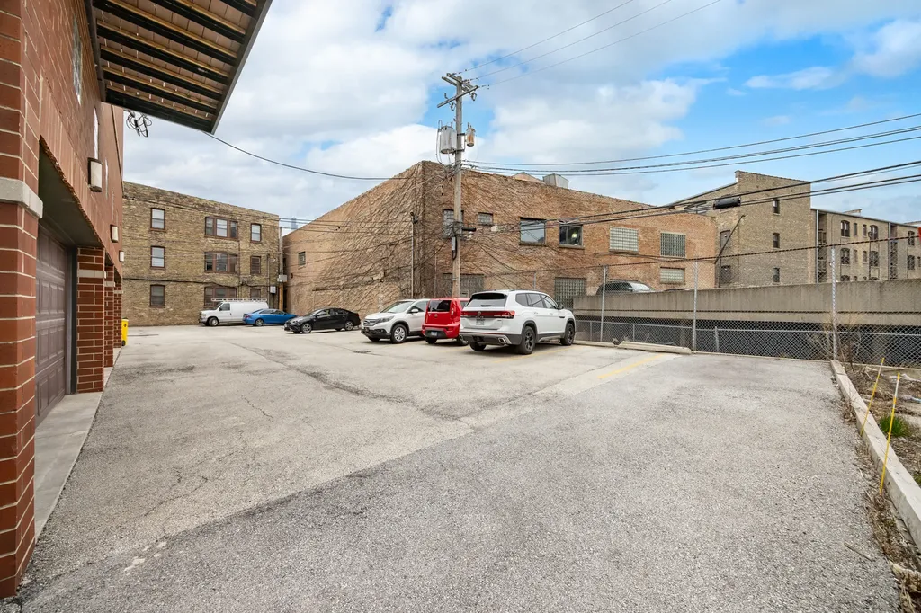842 West Belle Plaine Avenue Chicago IL 60613