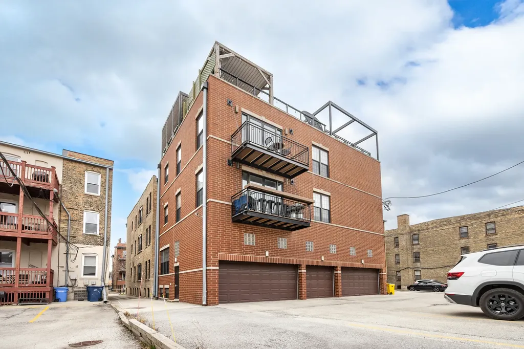 842 West Belle Plaine Avenue Chicago IL 60613