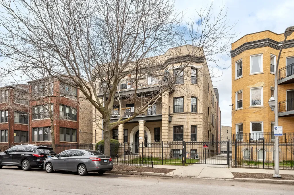842 West Belle Plaine Avenue Chicago IL 60613