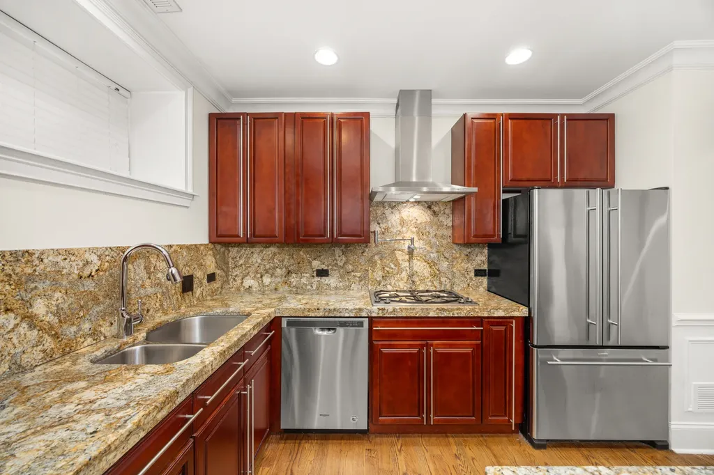 842 West Belle Plaine Avenue Chicago IL 60613