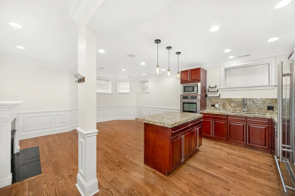 842 West Belle Plaine Avenue Chicago IL 60613