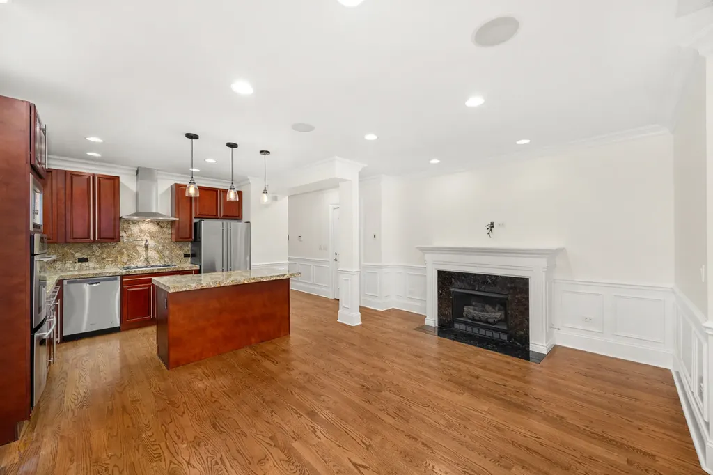 842 West Belle Plaine Avenue Chicago IL 60613
