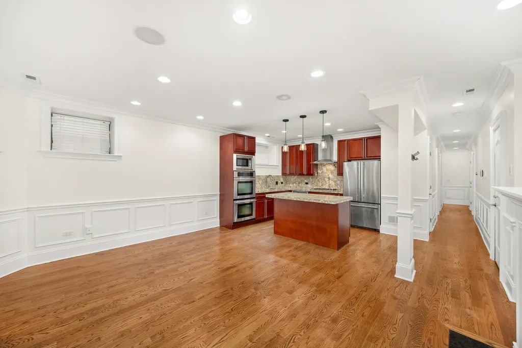 842 West Belle Plaine Avenue Chicago IL 60613