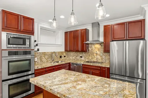 842 West Belle Plaine Avenue Chicago IL 60613
