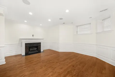 842 West Belle Plaine Avenue Chicago IL 60613