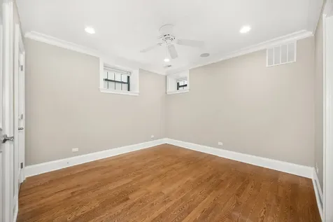 842 West Belle Plaine Avenue Chicago IL 60613