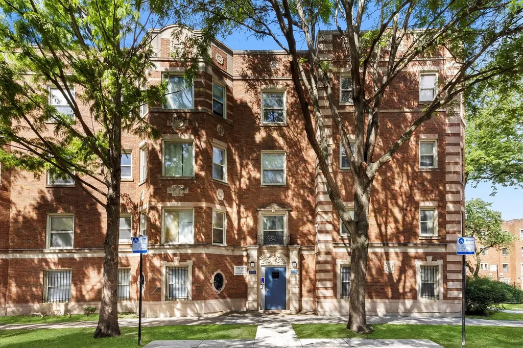 854 East 82nd Street Chicago IL 60619