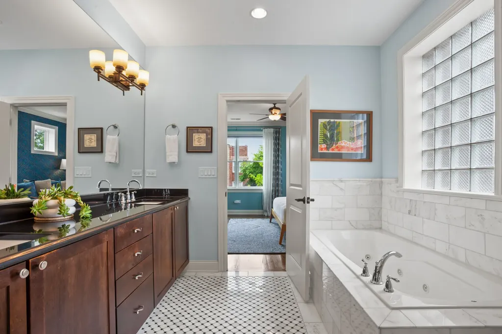 2752 West Argyle Street Chicago IL 60625