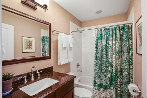 2752 West Argyle Street Chicago IL 60625