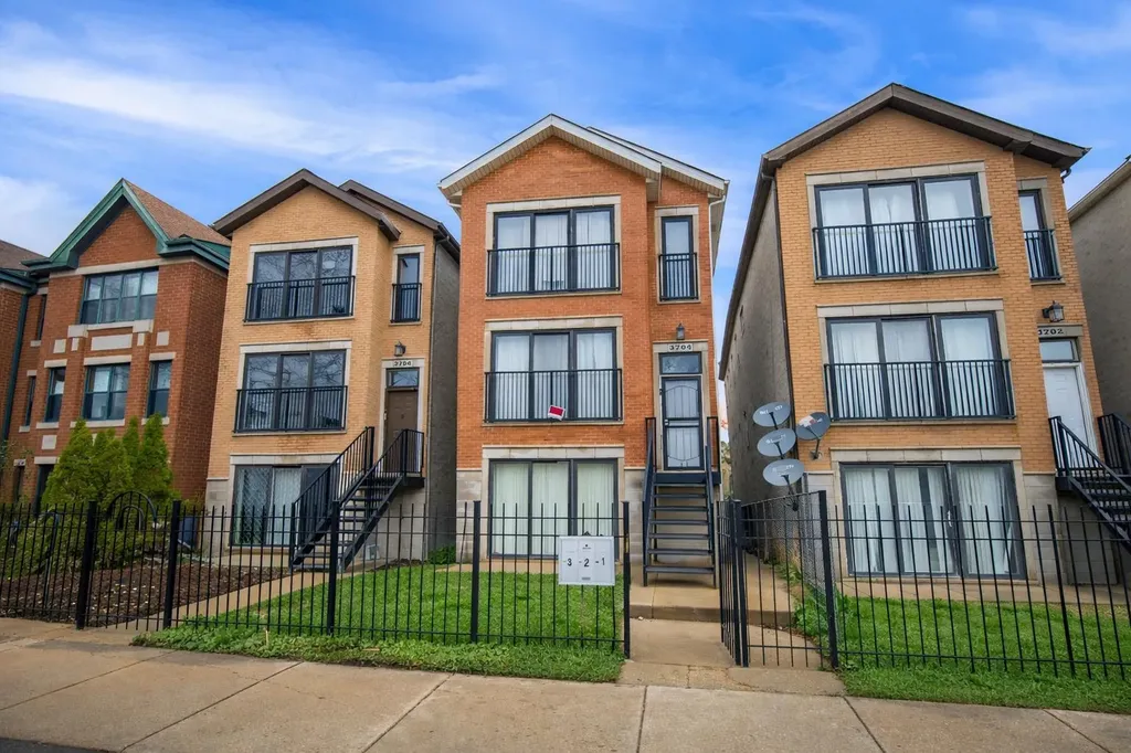 3704 West Lexington Street Chicago IL 60624