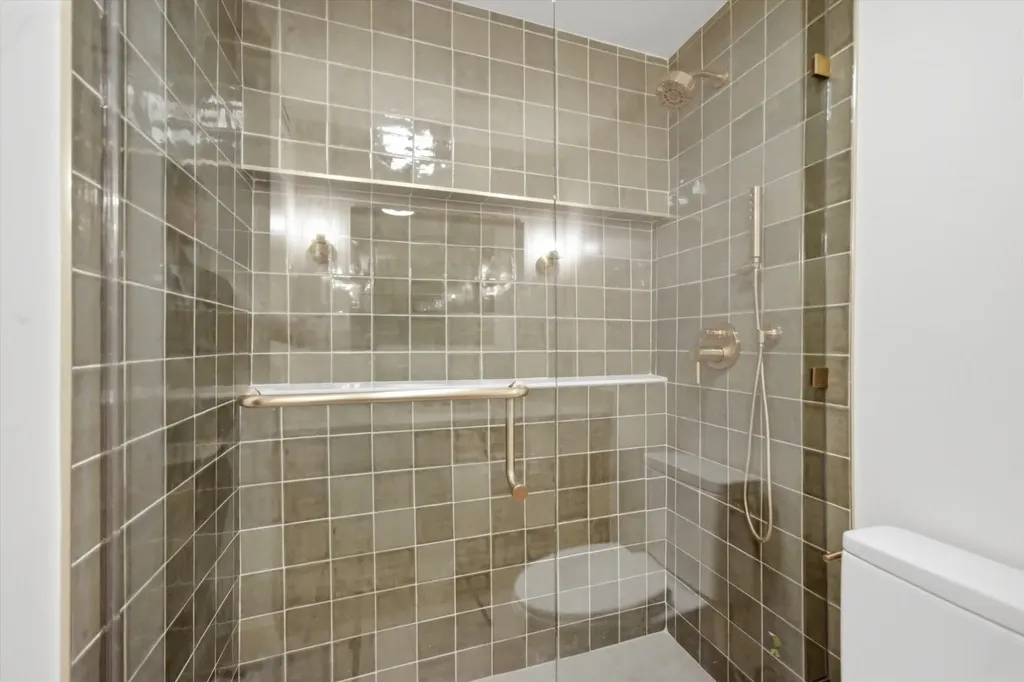 1560 North Sandburg Terrace Chicago IL 60610