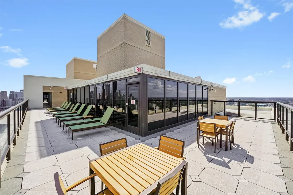 1560 North Sandburg Terrace Chicago IL 60610
