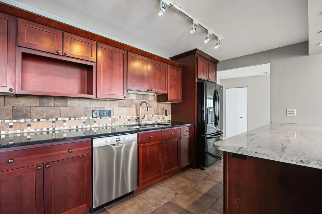 940 West Glenlake Avenue Chicago IL 60660