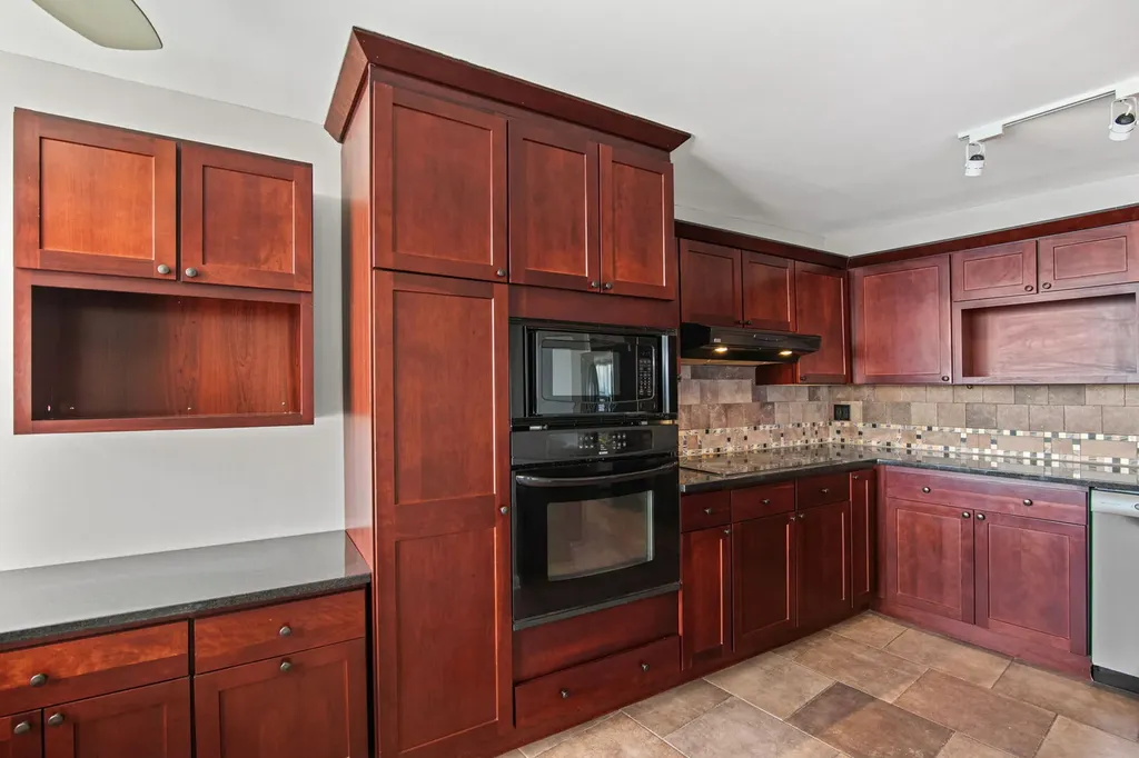 940 West Glenlake Avenue Chicago IL 60660