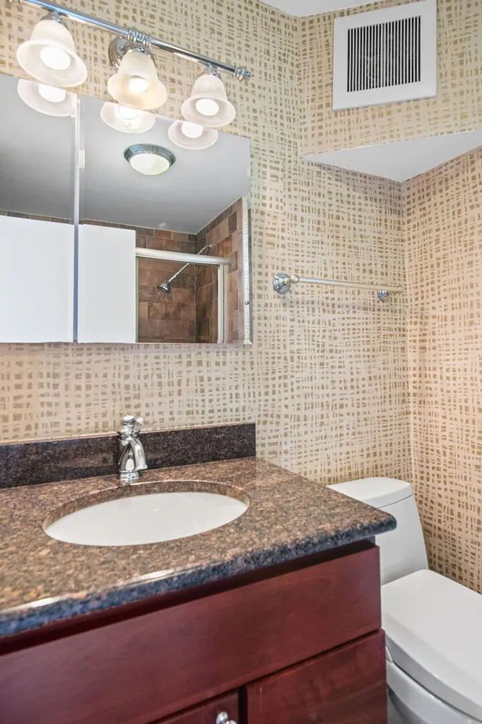940 West Glenlake Avenue Chicago IL 60660