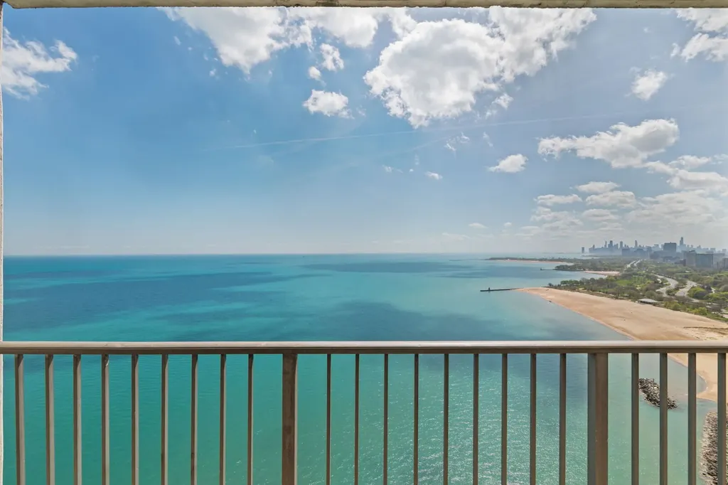 940 West Glenlake Avenue Chicago IL 60660