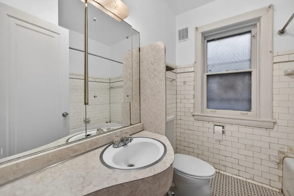 6117 North Washtenaw Avenue Chicago IL 60659
