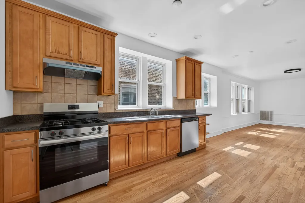 6117 North Washtenaw Avenue Chicago IL 60659