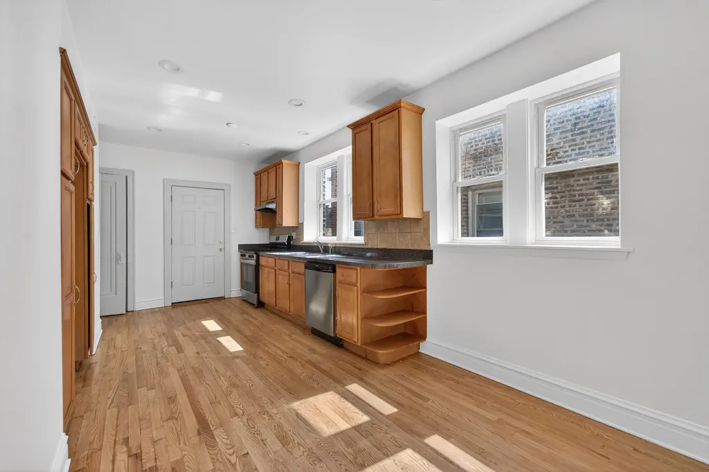 6117 North Washtenaw Avenue Chicago IL 60659