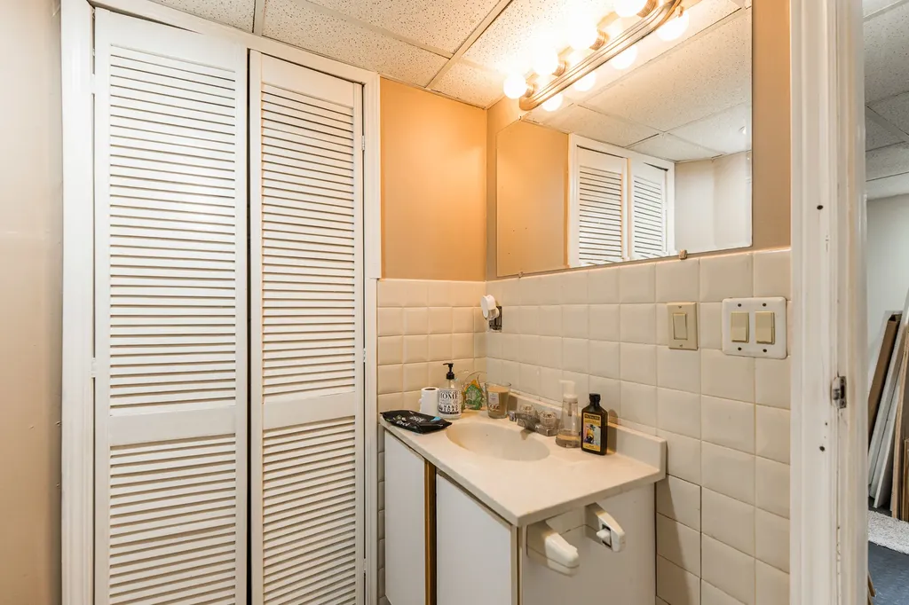 6117 North Washtenaw Avenue Chicago IL 60659