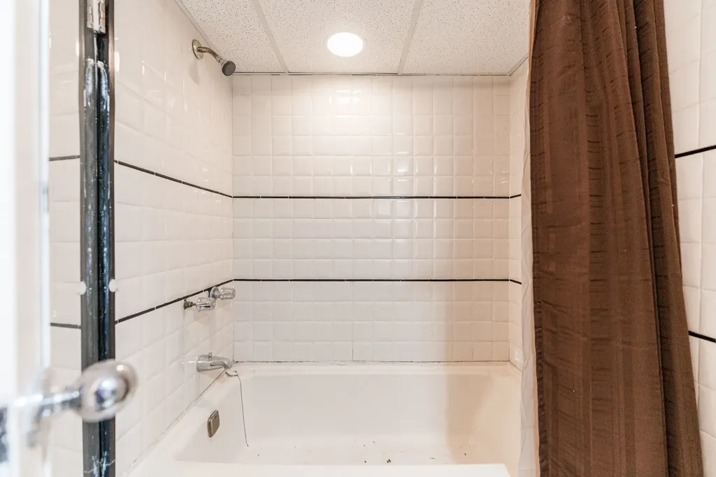 6117 North Washtenaw Avenue Chicago IL 60659