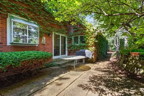 22 Regent Wood Road Northfield IL 60093