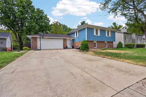 32 Kenfield Circle Bloomington IL 61704