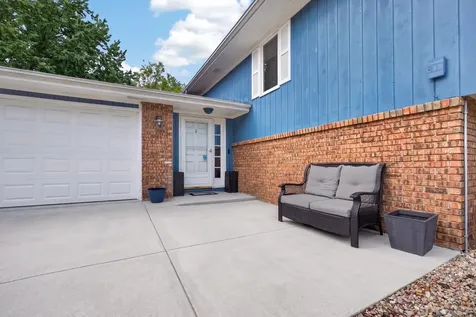 32 Kenfield Circle Bloomington IL 61704