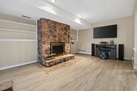32 Kenfield Circle Bloomington IL 61704