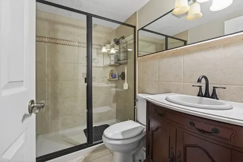 32 Kenfield Circle Bloomington IL 61704
