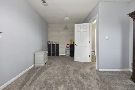 32 Kenfield Circle Bloomington IL 61704