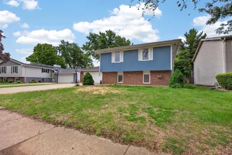 32 Kenfield Circle Bloomington IL 61704