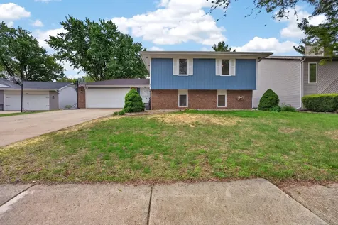 32 Kenfield Circle Bloomington IL 61704