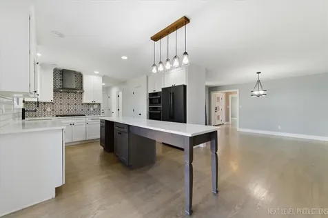 980 Persimmon Court St. Charles IL 60174
