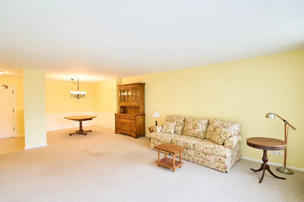 2000 Saint Regis Drive Lombard IL 60148
