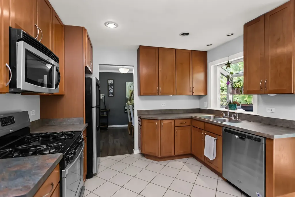 228 North Walnut Lane Schaumburg IL 60194