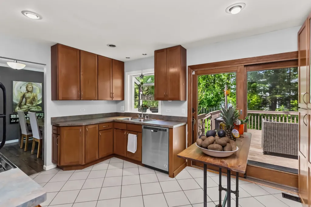 228 North Walnut Lane Schaumburg IL 60194