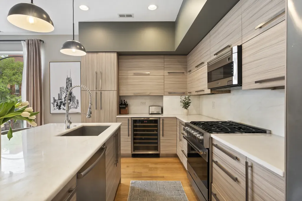 757 North Elizabeth Street Chicago IL 60642