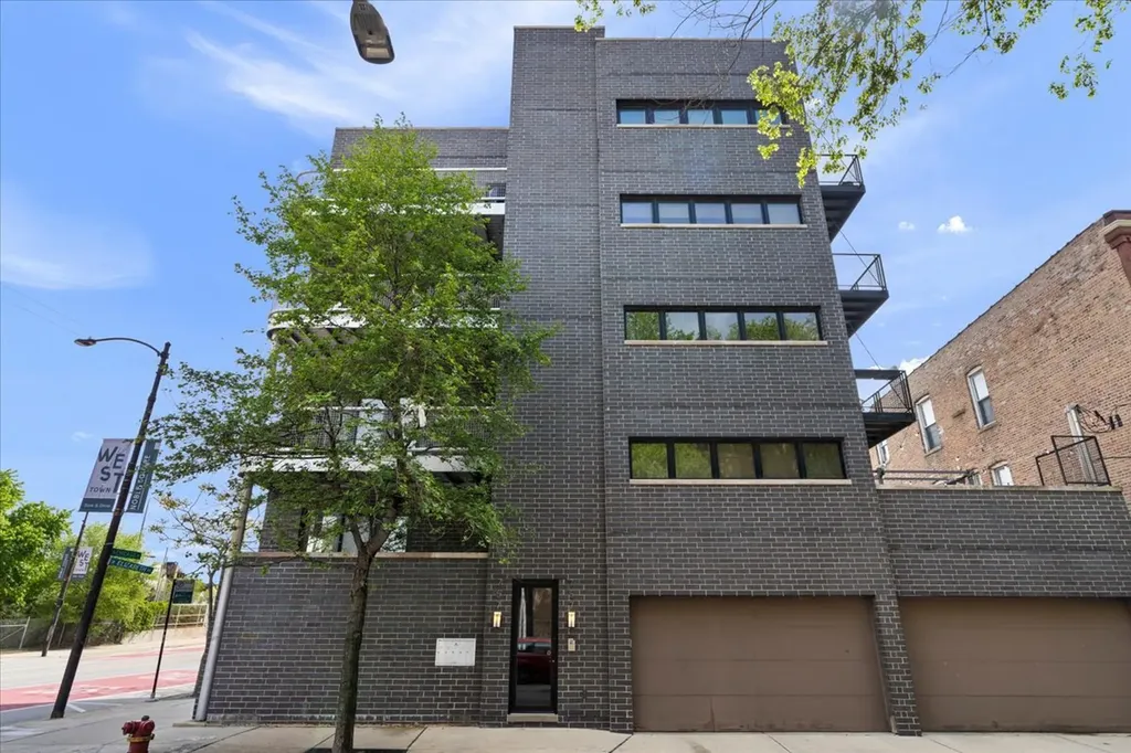 757 North Elizabeth Street Chicago IL 60642