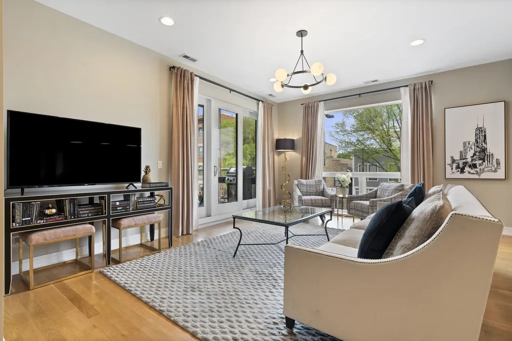 757 North Elizabeth Street Chicago IL 60642