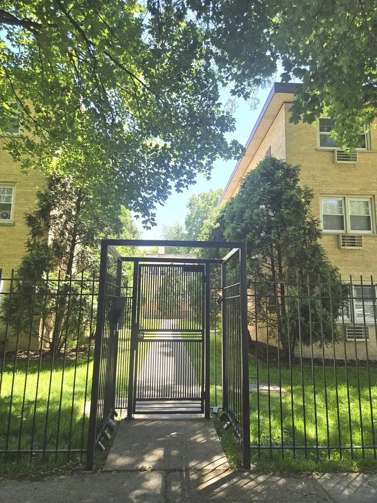 1819 West Touhy Avenue Chicago IL 60626